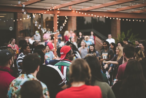 Soirée en terrasse sous guirlandes