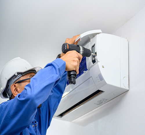 Technicien ClimNow installant un split mural