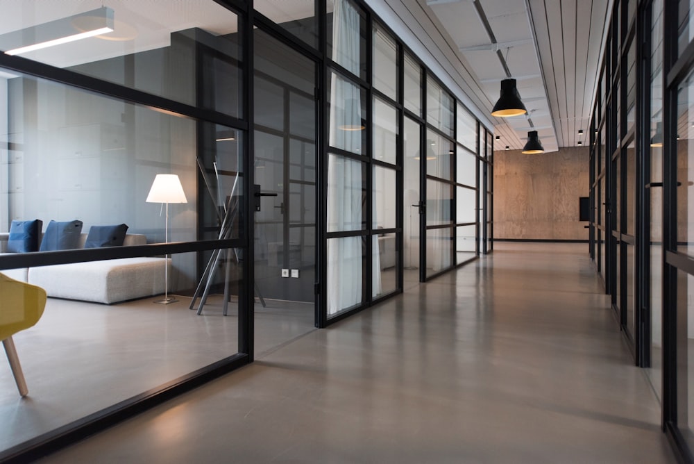 Couloir de bureaux moderne